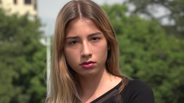 Sério Jovem Mulher Adolescente Menina — Vídeo de Stock