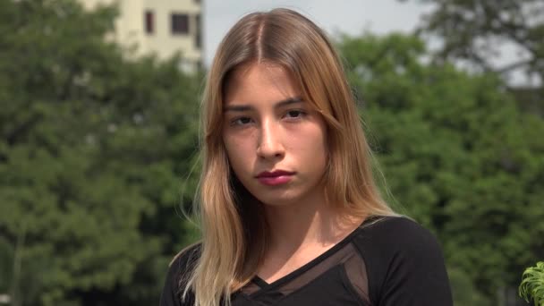 Неэмоциональная молодая девушка-подросток — стоковое видео