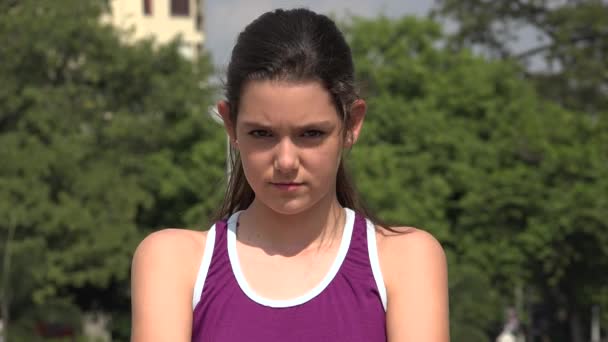 Chica adolescente hispana atlética indecisa — Vídeos de Stock