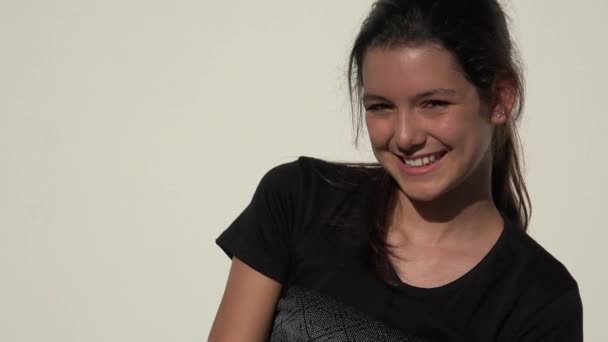 Sorrindo bonito adolescente menina — Vídeo de Stock