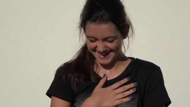 귀여운 십 대 소녀의 웃음 — 비디오