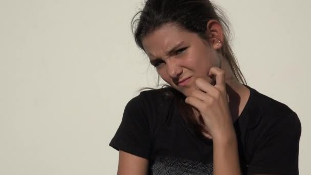 Нещасливий Confused Мила Підліток Дівчина — стокове відео