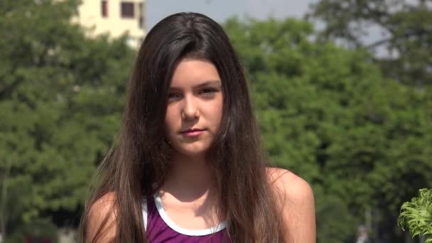 Adolescente sérieuse aux cheveux longs — Video