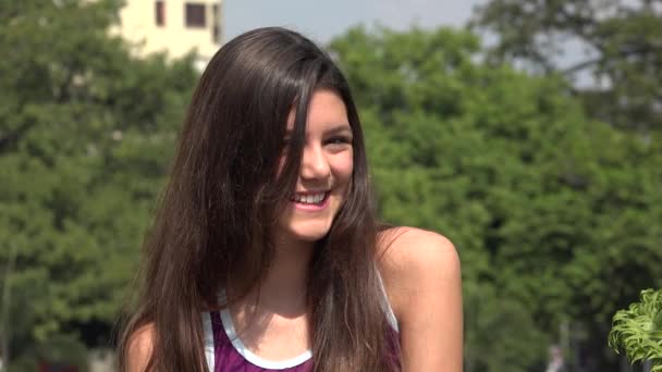 Menina adolescente feliz com cabelo longo — Vídeo de Stock