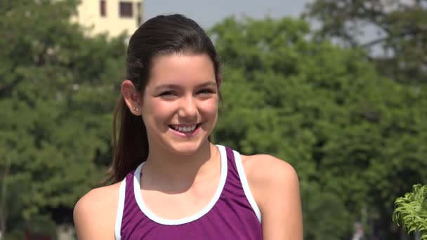 Ευτυχισμένος κορίτσι έφηβος αθλητική — Αρχείο Βίντεο