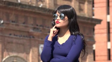 Kadın güneş gözlüğü takıyor ve peruk