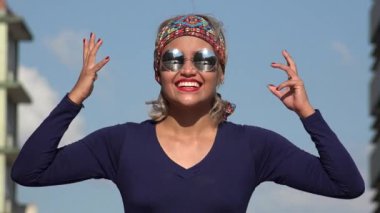 kadın güneş gözlüğü ile gülüyor