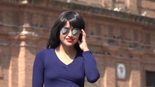 Mutlu kadın güneş gözlüğü ve peruk takmış — Stok video