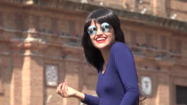 Mujer riendo usando gafas de sol y peluca — Vídeos de Stock