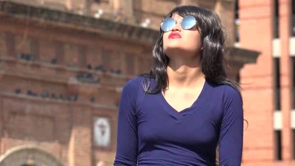 Mujer impaciente con gafas de sol y peluca — Vídeos de Stock