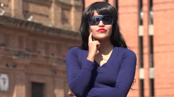 Tänkande kvinna att ha en idé som bär solglasögon och peruk — Stockvideo