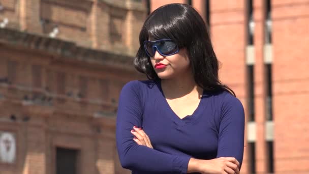 Impaciente mujer infeliz usando gafas de sol y peluca — Vídeo de stock