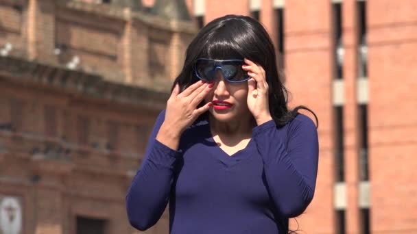 Triste mujer llorando usando gafas de sol y peluca — Vídeos de Stock