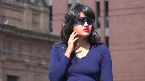 Mujer estresada confusa con gafas de sol y peluca — Vídeos de Stock