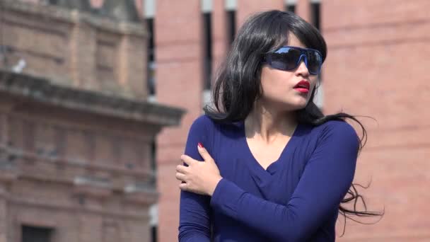 Mujer estresada en frío con gafas de sol y peluca — Vídeos de Stock