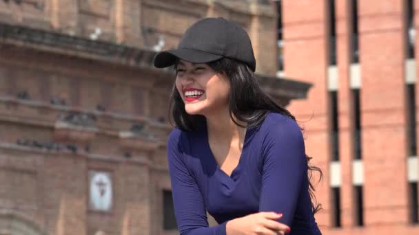 Lycklig kvinna som bär hatt och peruk — Stockvideo