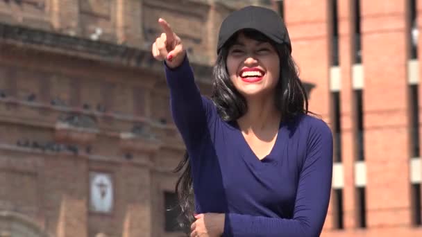 Wanita Tertawa Bersemangat Memakai Topi Dan Wig — Stok Video