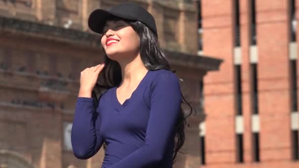 Wanita Bahagia Terbatas Memakai Topi Dan Wig — Stok Video