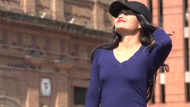 Kvinde forelsket iført hat og paryk – Stock-video