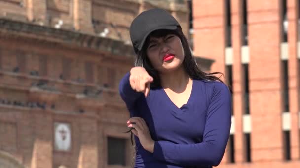 Irritada mujer molesta usando sombrero y peluca — Vídeo de stock