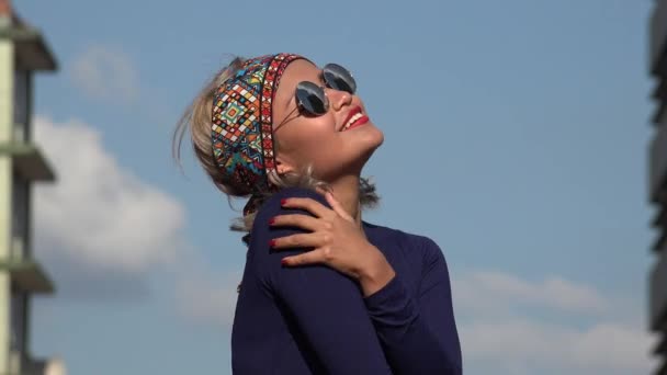 Mujer pensante con gafas de sol — Vídeos de Stock