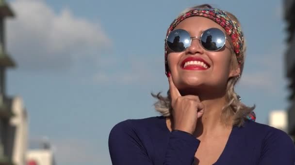 Pensando Mulher Com Óculos Sol — Vídeo de Stock