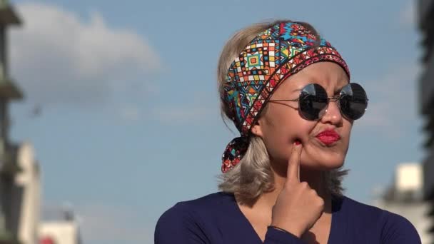 Mulher criativa tendo uma ideia com óculos de sol — Vídeo de Stock