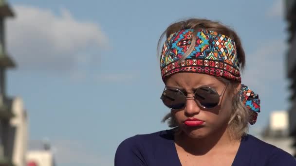 Грустная несчастная женщина в солнечных очках — стоковое видео