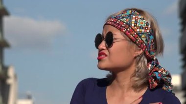 güneş gözlüğü ile karışık kadın