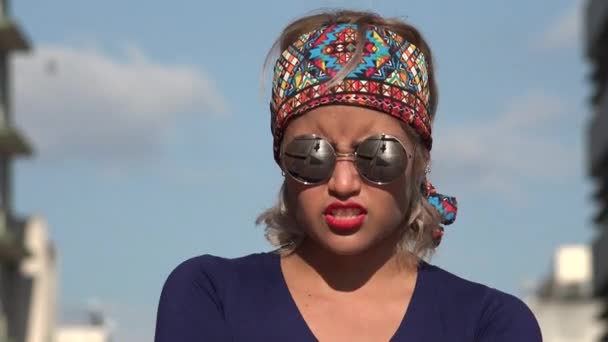 Mujer obstinada enojada con gafas de sol — Vídeo de stock