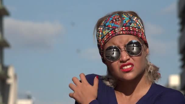 Нетерпеливая женщина в солнечных очках — стоковое видео