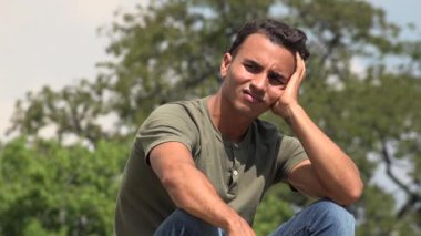 İspanyol erkek asker ağlıyor