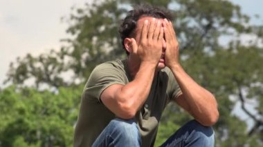 Üzgün endişeli Hispanik erkek asker