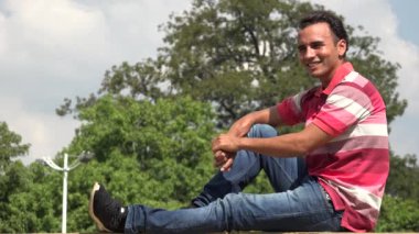 İspanyol aşık oturan erkek