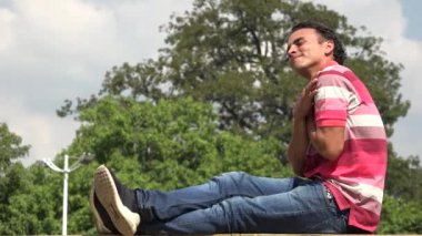 İspanyol aşık oturan erkek