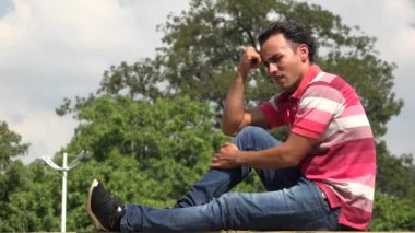 İspanyol erkek oturuyor ve düşünme endişeli