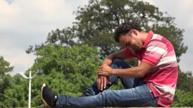 Üzgün yalnız Hispanik erkek oturma