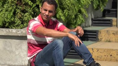 Ciddi Hispanik erkek oturma