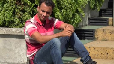 Mutsuz Hispanik erkek oturma