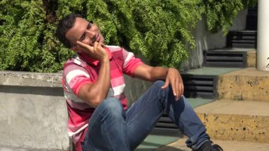 İspanyol erkek oturma ve düşünme