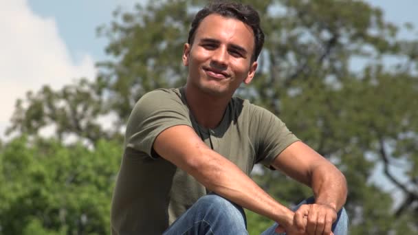Soldado hispânico masculino querendo saber — Vídeo de Stock