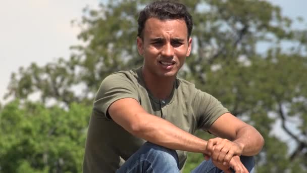 Soldado masculino hispânico e ansiedade — Vídeo de Stock