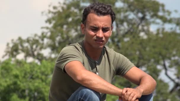 Üzgün Hispanik erkek asker ağlıyor — Stok video