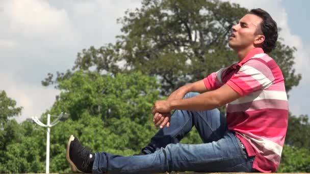 Hombre hispano feliz sentado — Vídeos de Stock