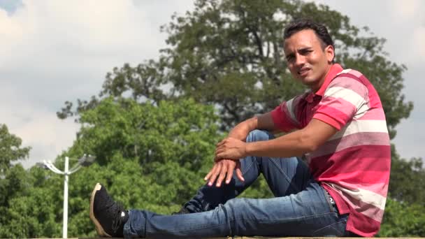 Confus indécis hispanique mâle assis — Video