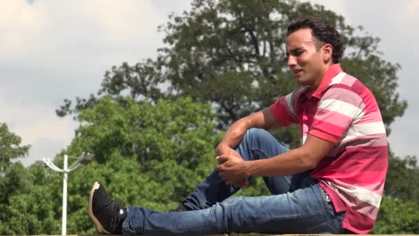 Weinender hispanischer Mann sitzt — Stockvideo
