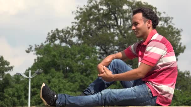 Unglücklicher hispanischer Mann sitzt — Stockvideo