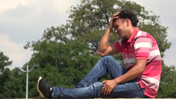 Hombre hispano estresado sentado — Vídeos de Stock