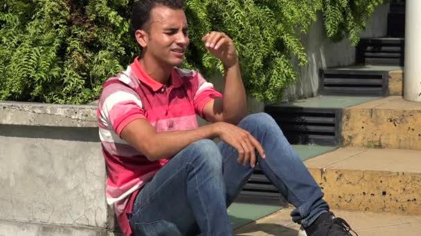 Trauriger einsamer hispanischer Mann sitzt — Stockvideo