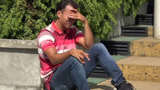İspanyol erkek oturma ağlıyor — Stok video